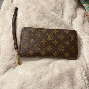 Louis Vuitton zippy wallet